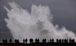 Onda Gigante Invade Base Militar dos EUA